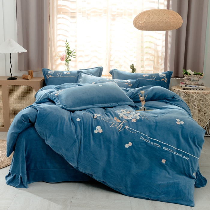 91家纺网 家纺一手货源 找家纺 佳梦家纺 2021新款牛奶绒刺绣四件套 湖蓝