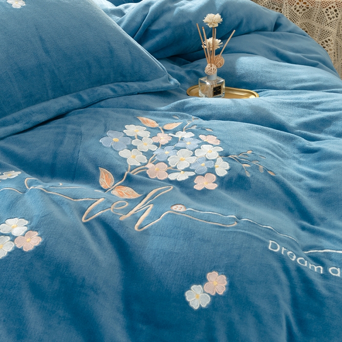 91家纺网 家纺一手货源 找家纺 佳梦家纺 2021新款牛奶绒刺绣四件套 湖蓝