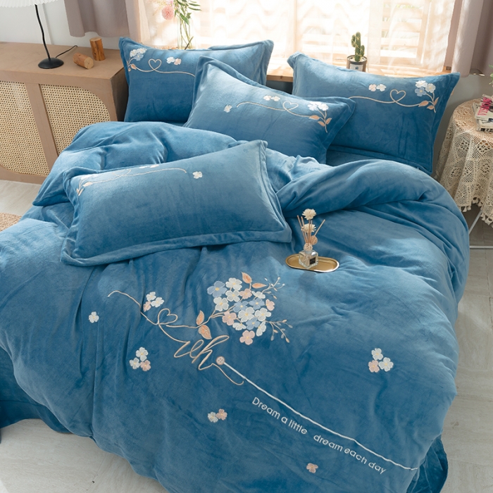 91家纺网 家纺一手货源 找家纺 佳梦家纺 2021新款牛奶绒刺绣四件套 湖蓝