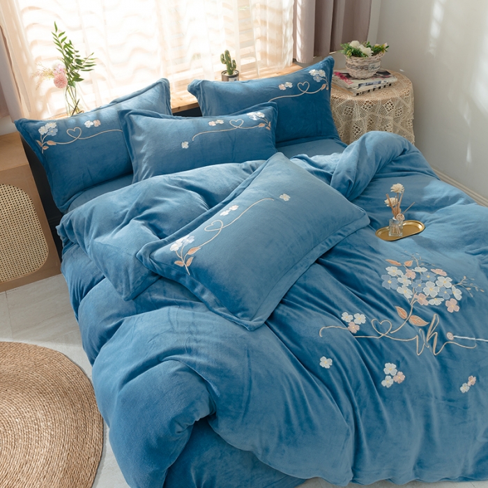 91家纺网 家纺一手货源 找家纺 佳梦家纺 2021新款牛奶绒刺绣四件套 湖蓝