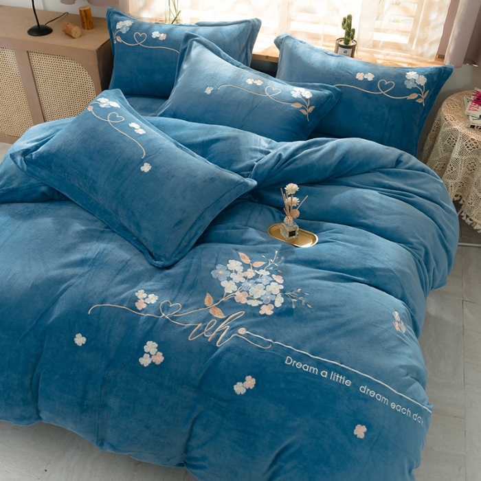 91家纺网 家纺一手货源 找家纺 佳梦家纺 2021新款牛奶绒刺绣四件套 湖蓝