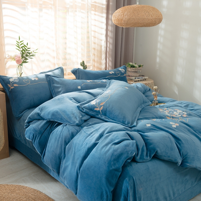 91家纺网 家纺一手货源 找家纺 佳梦家纺 2021新款牛奶绒刺绣四件套 湖蓝