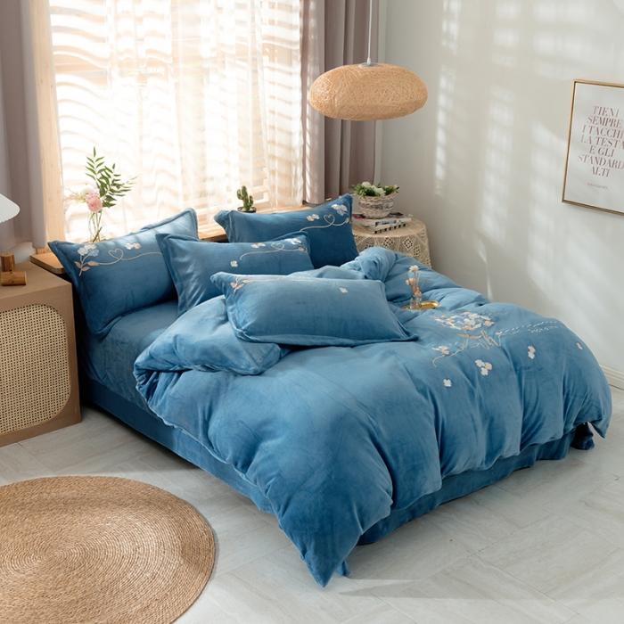 91家纺网 家纺一手货源 找家纺 佳梦家纺 2021新款牛奶绒刺绣四件套 湖蓝