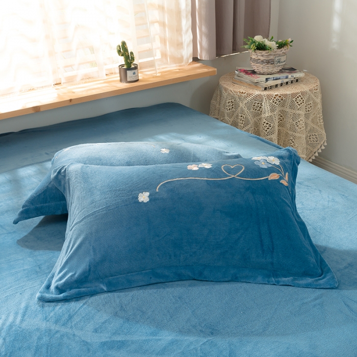 91家纺网 家纺一手货源 找家纺 佳梦家纺 2021新款牛奶绒刺绣四件套 湖蓝