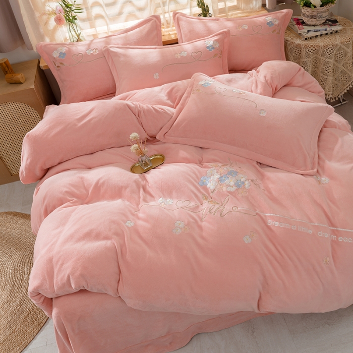 91家纺网 家纺一手货源 找家纺 佳梦家纺 2021新款牛奶绒刺绣四件套 暖豆沙