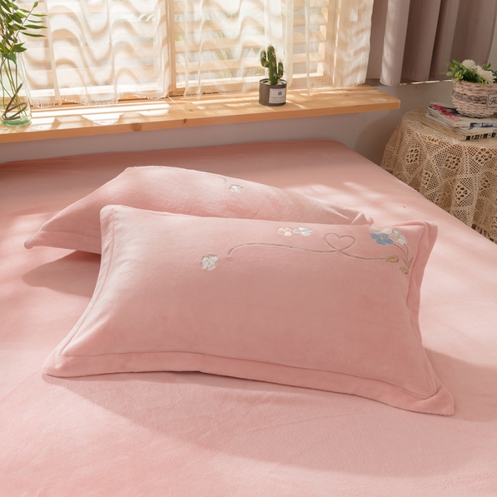 91家纺网 家纺一手货源 找家纺 佳梦家纺 2021新款牛奶绒刺绣四件套 暖豆沙