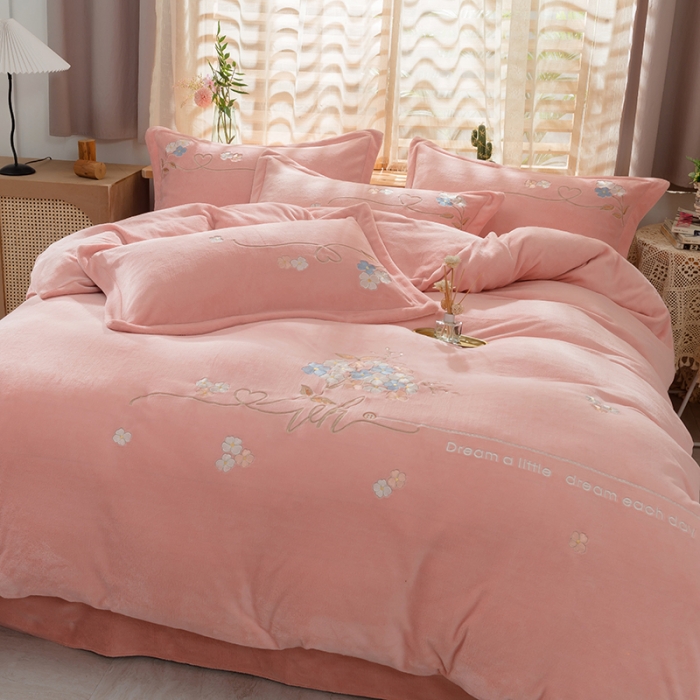 91家纺网 家纺一手货源 找家纺 佳梦家纺 2021新款牛奶绒刺绣四件套 暖豆沙