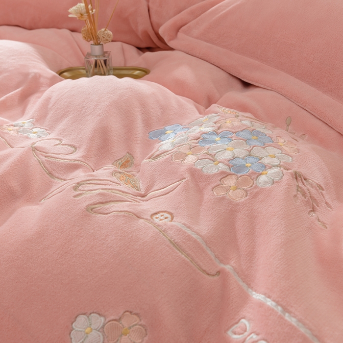 91家纺网 家纺一手货源 找家纺 佳梦家纺 2021新款牛奶绒刺绣四件套 暖豆沙