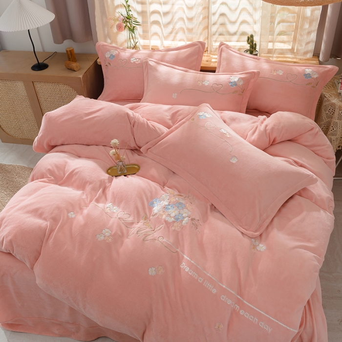 91家纺网 家纺一手货源 找家纺 佳梦家纺 2021新款牛奶绒刺绣四件套 暖豆沙