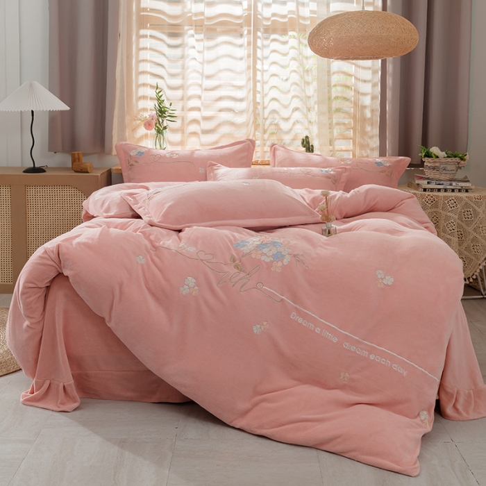 91家纺网 家纺一手货源 找家纺 佳梦家纺 2021新款牛奶绒刺绣四件套 暖豆沙