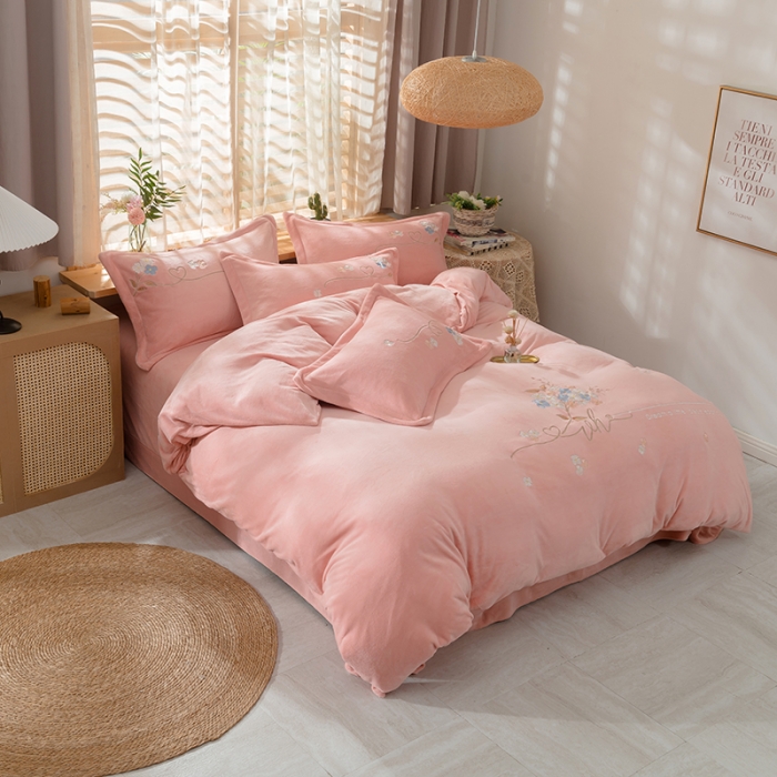 91家纺网 家纺一手货源 找家纺 佳梦家纺 2021新款牛奶绒刺绣四件套 暖豆沙