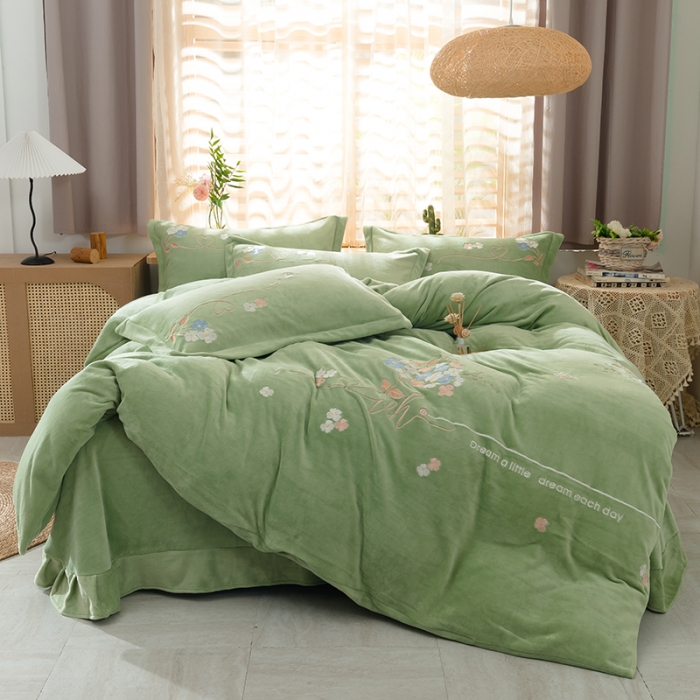 91家纺网 家纺一手货源 找家纺 佳梦家纺 2021新款牛奶绒刺绣四件套 浅绿