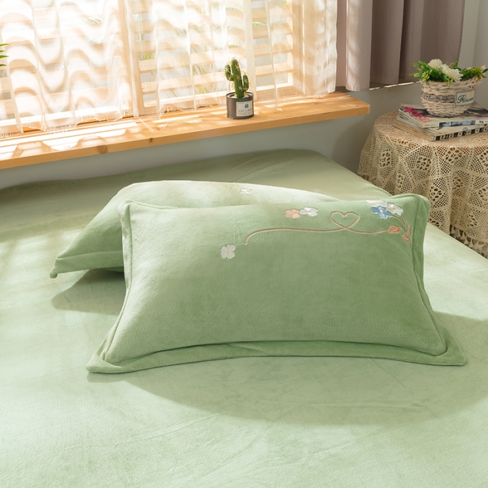 91家纺网 家纺一手货源 找家纺 佳梦家纺 2021新款牛奶绒刺绣四件套 浅绿