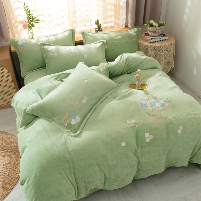 91家纺网 家纺一手货源 找家纺 佳梦家纺 2021新款牛奶绒刺绣四件套 浅绿