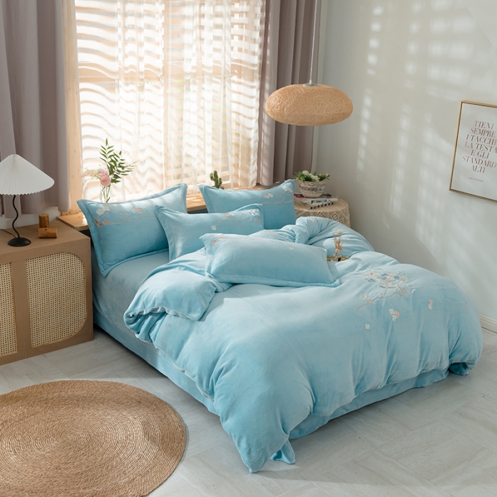 91家纺网 家纺一手货源 找家纺 佳梦家纺 2021新款牛奶绒刺绣四件套 天蓝