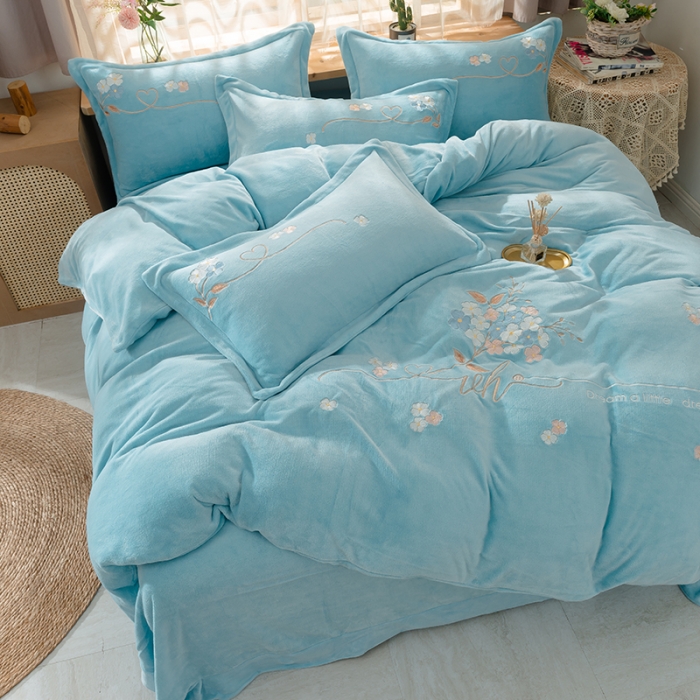 91家纺网 家纺一手货源 找家纺 佳梦家纺 2021新款牛奶绒刺绣四件套 天蓝