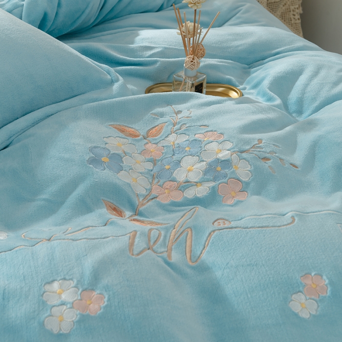 91家纺网 家纺一手货源 找家纺 佳梦家纺 2021新款牛奶绒刺绣四件套 天蓝