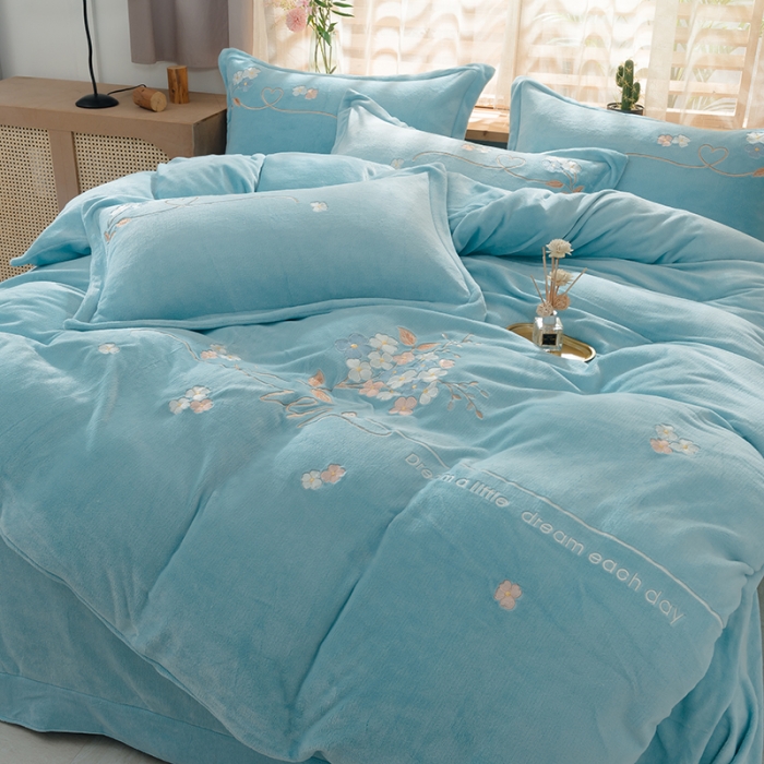 91家纺网 家纺一手货源 找家纺 佳梦家纺 2021新款牛奶绒刺绣四件套 天蓝