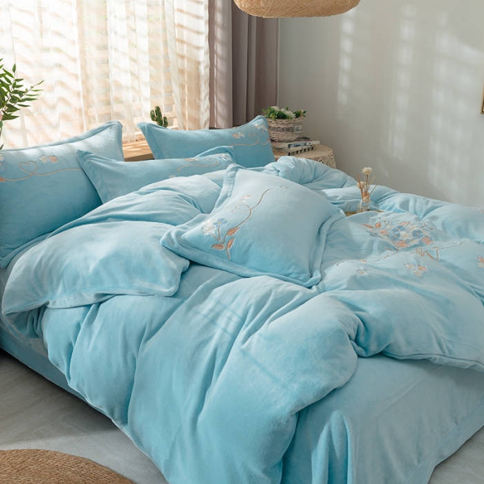 91家纺网 家纺一手货源 找家纺 佳梦家纺 2021新款牛奶绒刺绣四件套 天蓝