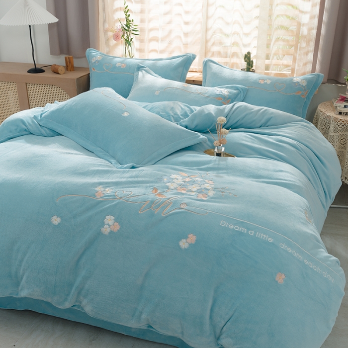 91家纺网 家纺一手货源 找家纺 佳梦家纺 2021新款牛奶绒刺绣四件套 天蓝