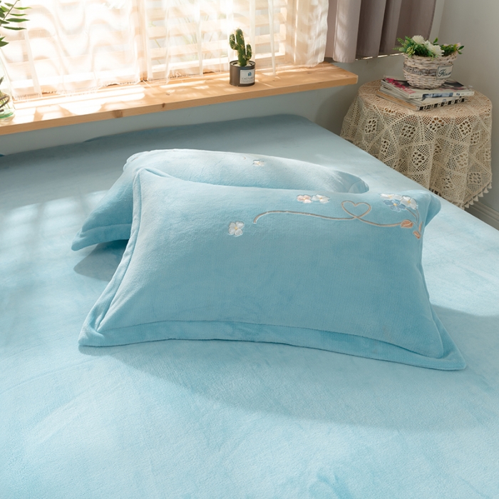 91家纺网 家纺一手货源 找家纺 佳梦家纺 2021新款牛奶绒刺绣四件套 天蓝