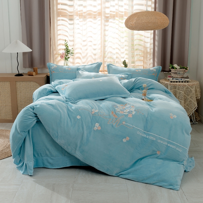 91家纺网 家纺一手货源 找家纺 佳梦家纺 2021新款牛奶绒刺绣四件套 天蓝