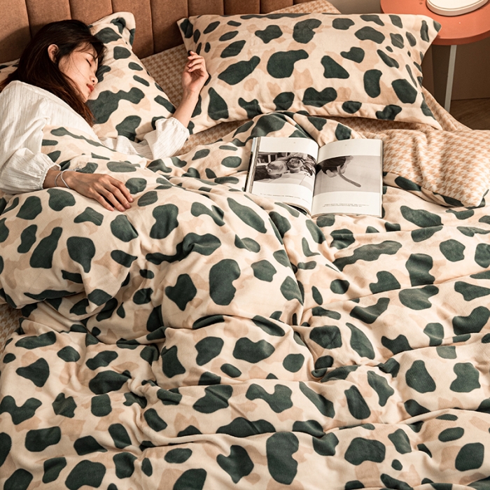 91家纺网 家纺一手货源 找家纺 佳梦家纺 2021新款牛奶绒印花四件套 豹纹点点