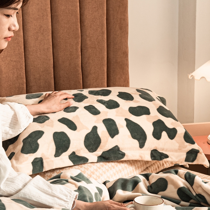 91家纺网 家纺一手货源 找家纺 佳梦家纺 2021新款牛奶绒印花四件套 豹纹点点