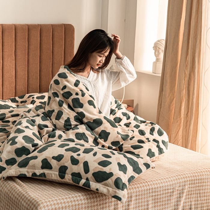 91家纺网 家纺一手货源 找家纺 佳梦家纺 2021新款牛奶绒印花四件套 豹纹点点