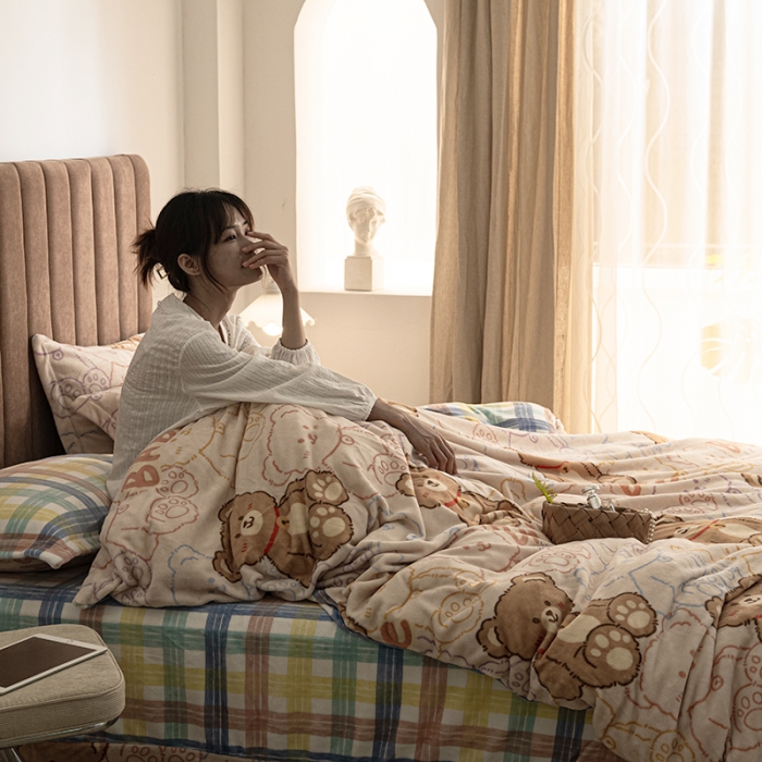 91家纺网 家纺一手货源 找家纺 佳梦家纺 2021新款牛奶绒印花四件套 多彩熊