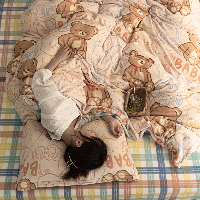 91家纺网 家纺一手货源 找家纺 佳梦家纺 2021新款牛奶绒印花四件套 多彩熊