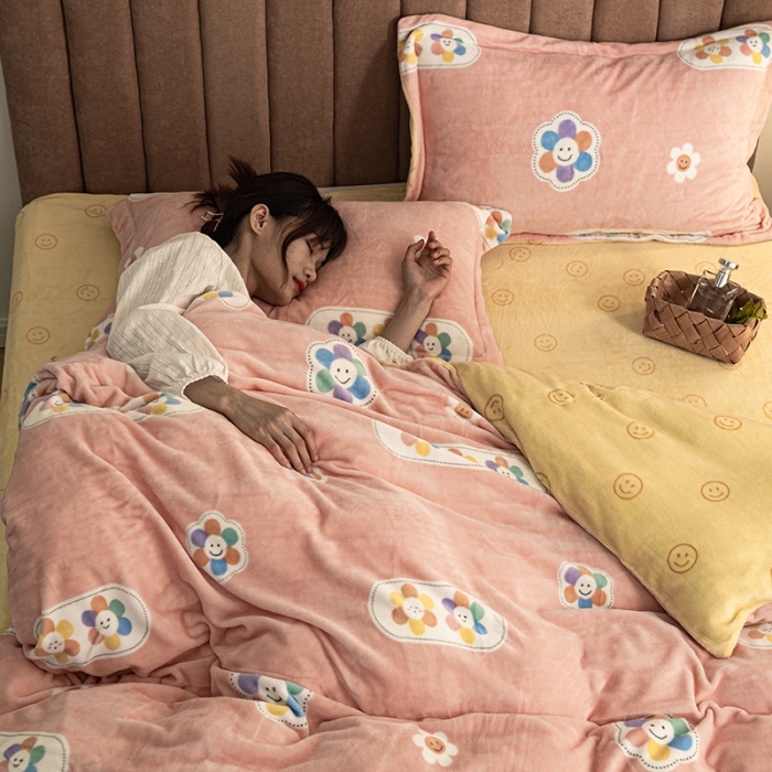 91家纺网 家纺一手货源 找家纺 佳梦家纺 2021新款牛奶绒印花四件套 笑脸-粉