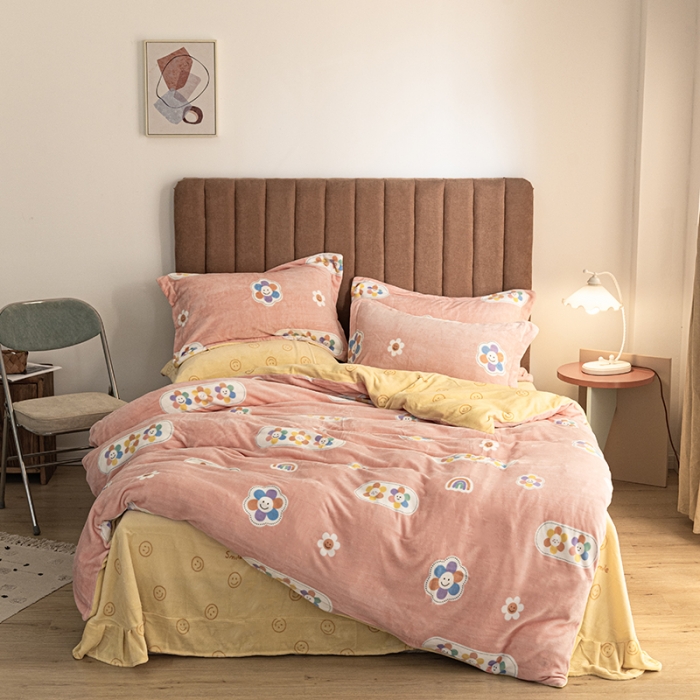 91家纺网 家纺一手货源 找家纺 佳梦家纺 2021新款牛奶绒印花四件套 笑脸-粉