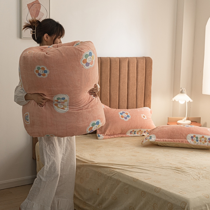 91家纺网 家纺一手货源 找家纺 佳梦家纺 2021新款牛奶绒印花四件套 笑脸-粉