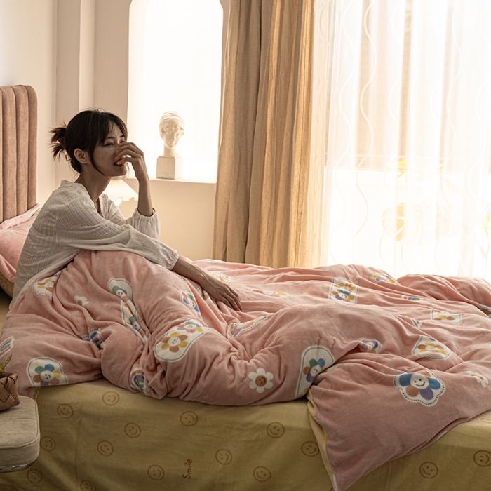 91家纺网 家纺一手货源 找家纺 佳梦家纺 2021新款牛奶绒印花四件套 笑脸-粉