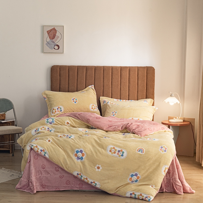 91家纺网 家纺一手货源 找家纺 佳梦家纺 2021新款牛奶绒印花四件套 笑脸-黄