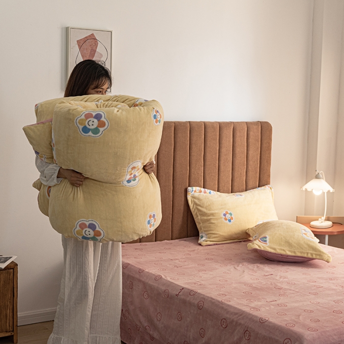 91家纺网 家纺一手货源 找家纺 佳梦家纺 2021新款牛奶绒印花四件套 笑脸-黄