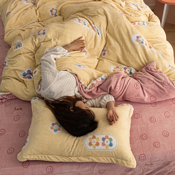 91家纺网 家纺一手货源 找家纺 佳梦家纺 2021新款牛奶绒印花四件套 笑脸-黄