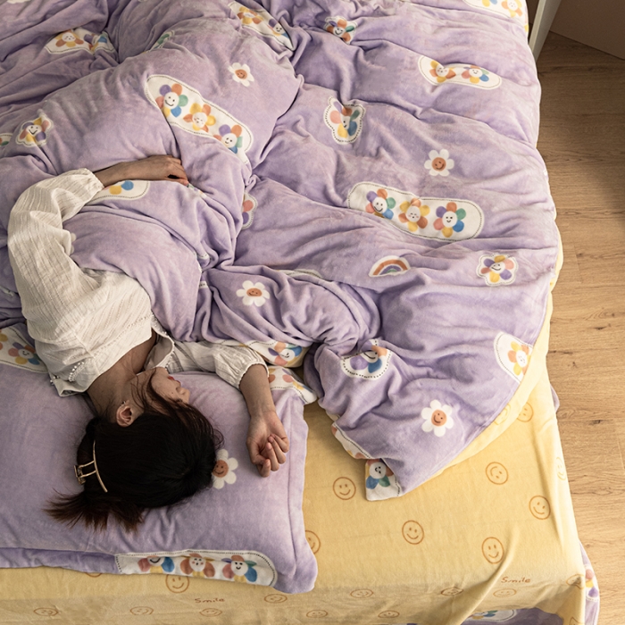 91家纺网 家纺一手货源 找家纺 佳梦家纺 2021新款牛奶绒印花四件套 笑脸-紫