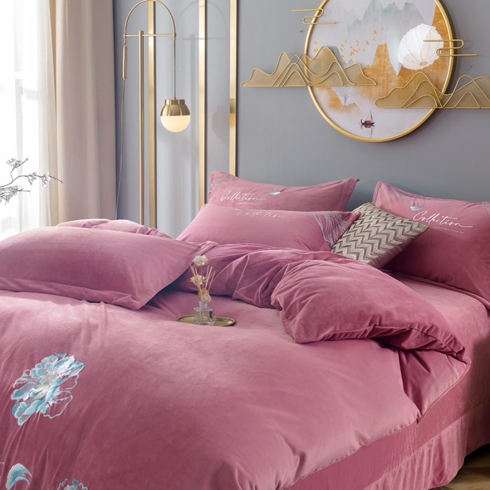 91家纺网 家纺一手货源 找家纺 佳梦家纺 2021新款婴儿绒刺绣款四件套 粉色