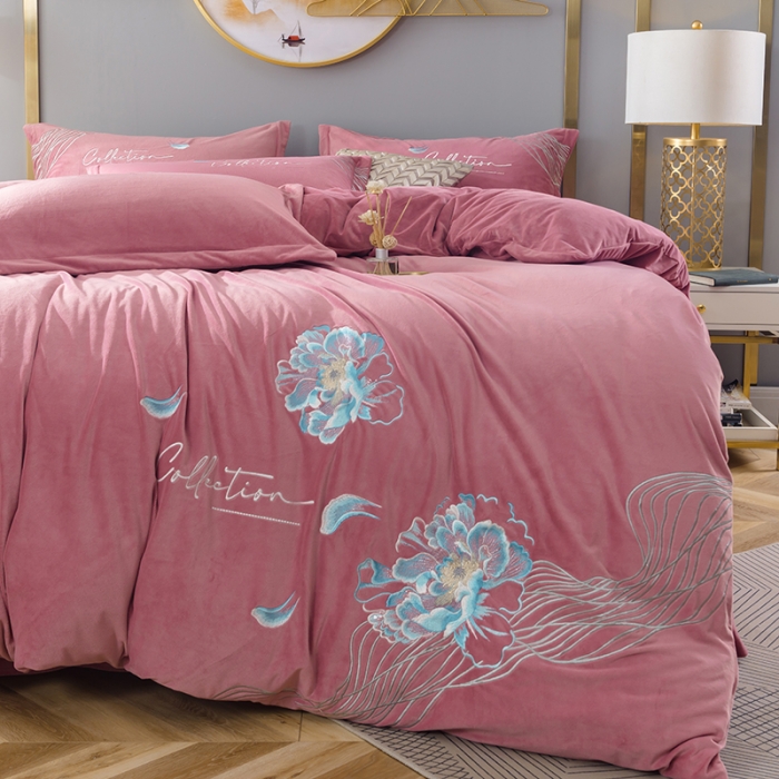 91家纺网 家纺一手货源 找家纺 佳梦家纺 2021新款婴儿绒刺绣款四件套 粉色