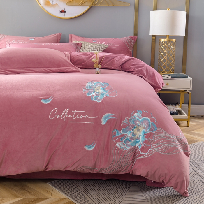 91家纺网 家纺一手货源 找家纺 佳梦家纺 2021新款婴儿绒刺绣款四件套 粉色