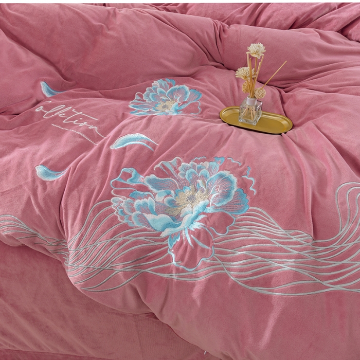 91家纺网 家纺一手货源 找家纺 佳梦家纺 2021新款婴儿绒刺绣款四件套 粉色