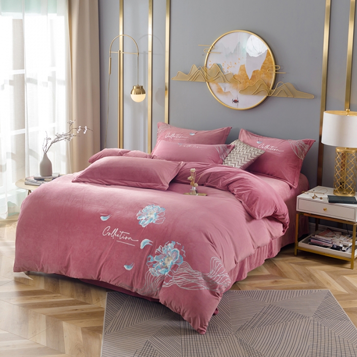 91家纺网 家纺一手货源 找家纺 佳梦家纺 2021新款婴儿绒刺绣款四件套 粉色