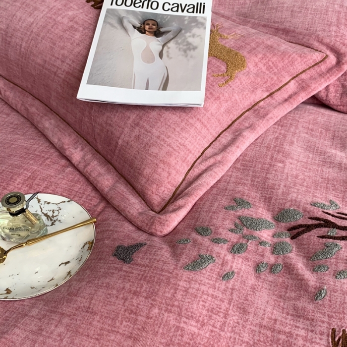 91家纺网 家纺一手货源 找家纺 榻尚新款高克重婴肤绒四件套肌理纹理毛巾绣风格2 粉色小鹿