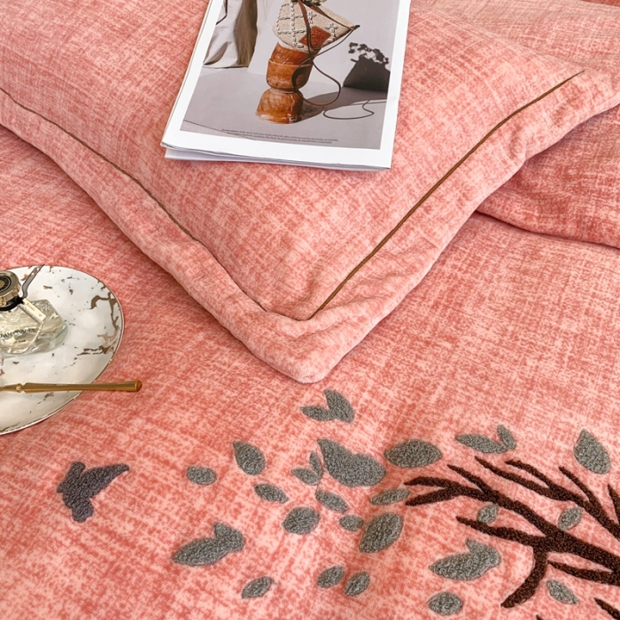 91家纺网 家纺一手货源 找家纺 榻尚新款高克重婴肤绒四件套肌理纹理毛巾绣风格2 橘色小鹿