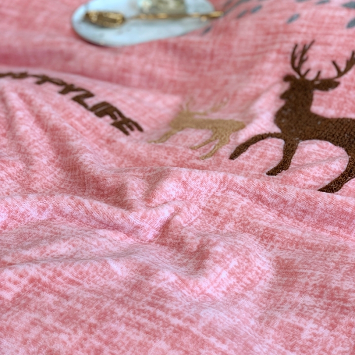 91家纺网 家纺一手货源 找家纺 榻尚新款高克重婴肤绒四件套肌理纹理毛巾绣风格2 橘色小鹿