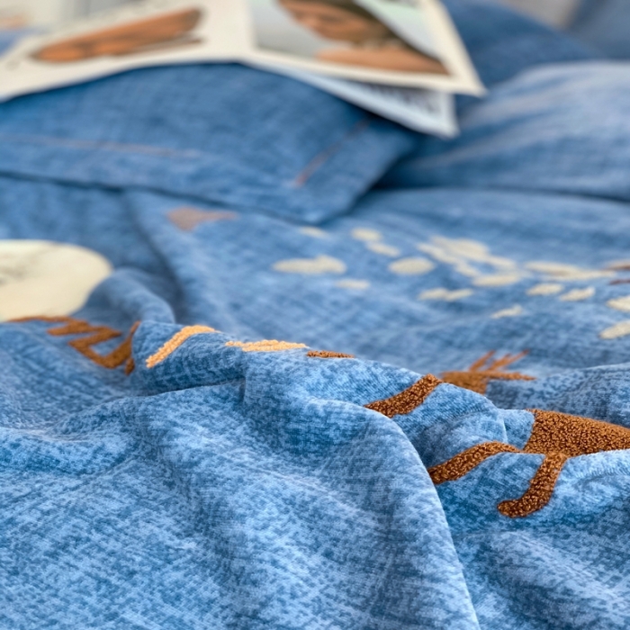 91家纺网 家纺一手货源 找家纺 榻尚新款高克重婴肤绒四件套肌理纹理毛巾绣风格2 蓝色小鹿