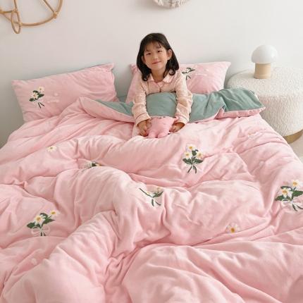 91家纺网 家纺一手货源 找家纺 兄弟坊 2021新款牛奶绒毛巾绣四件套雏菊-粉