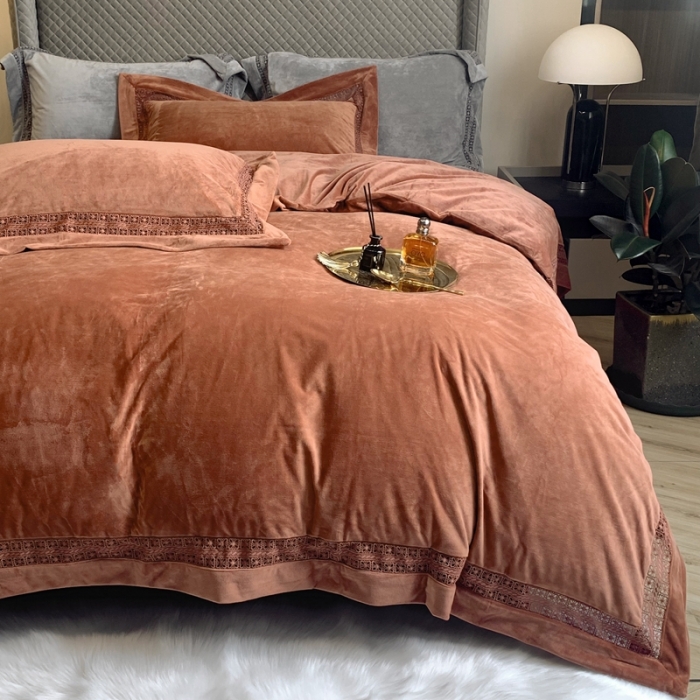 91家纺网 家纺一手货源 找家纺 榻尚 2021新款婴儿绒牛奶绒纯色镂空高端绒四件套 卡其槟